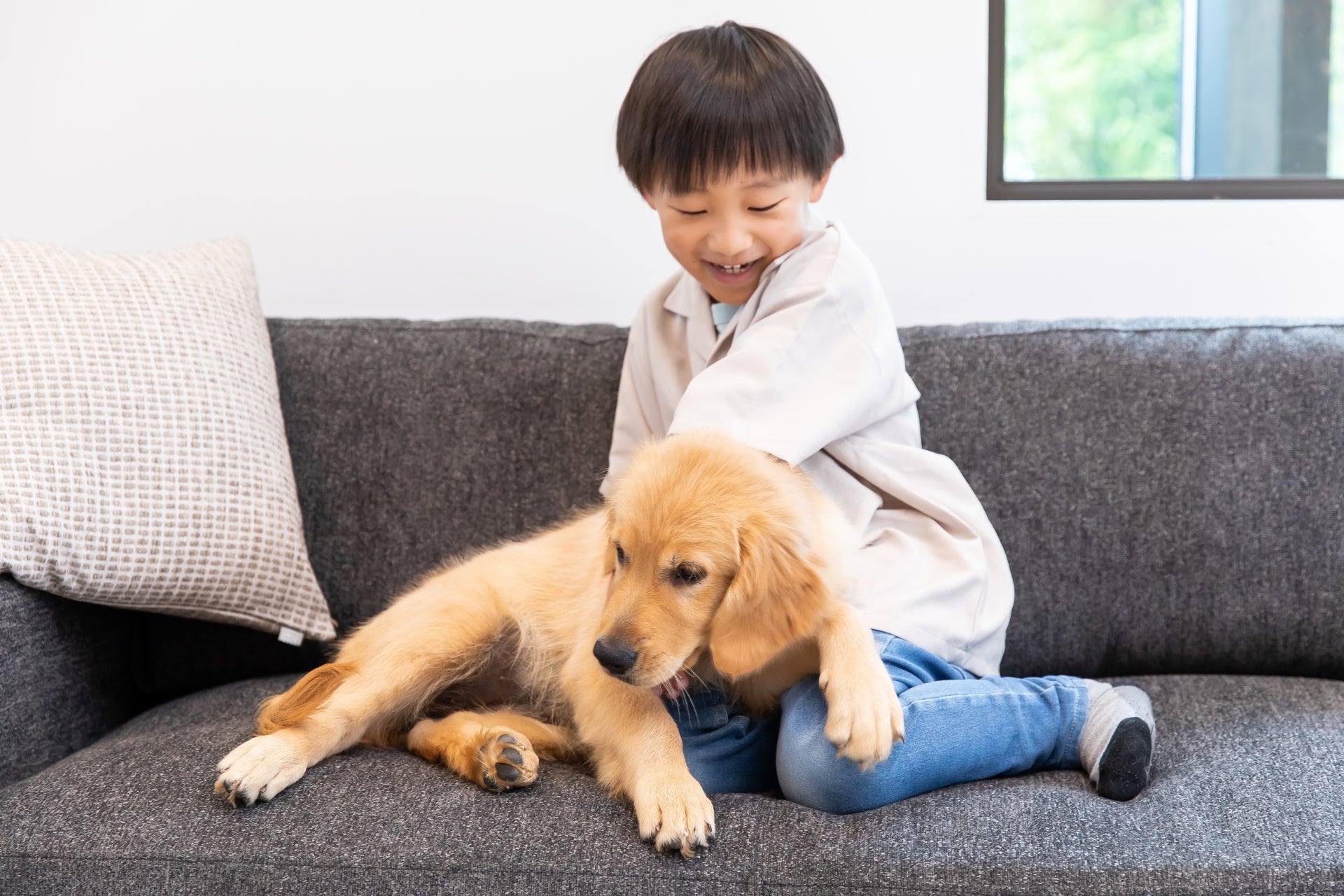 犬と遊ぶ子ども