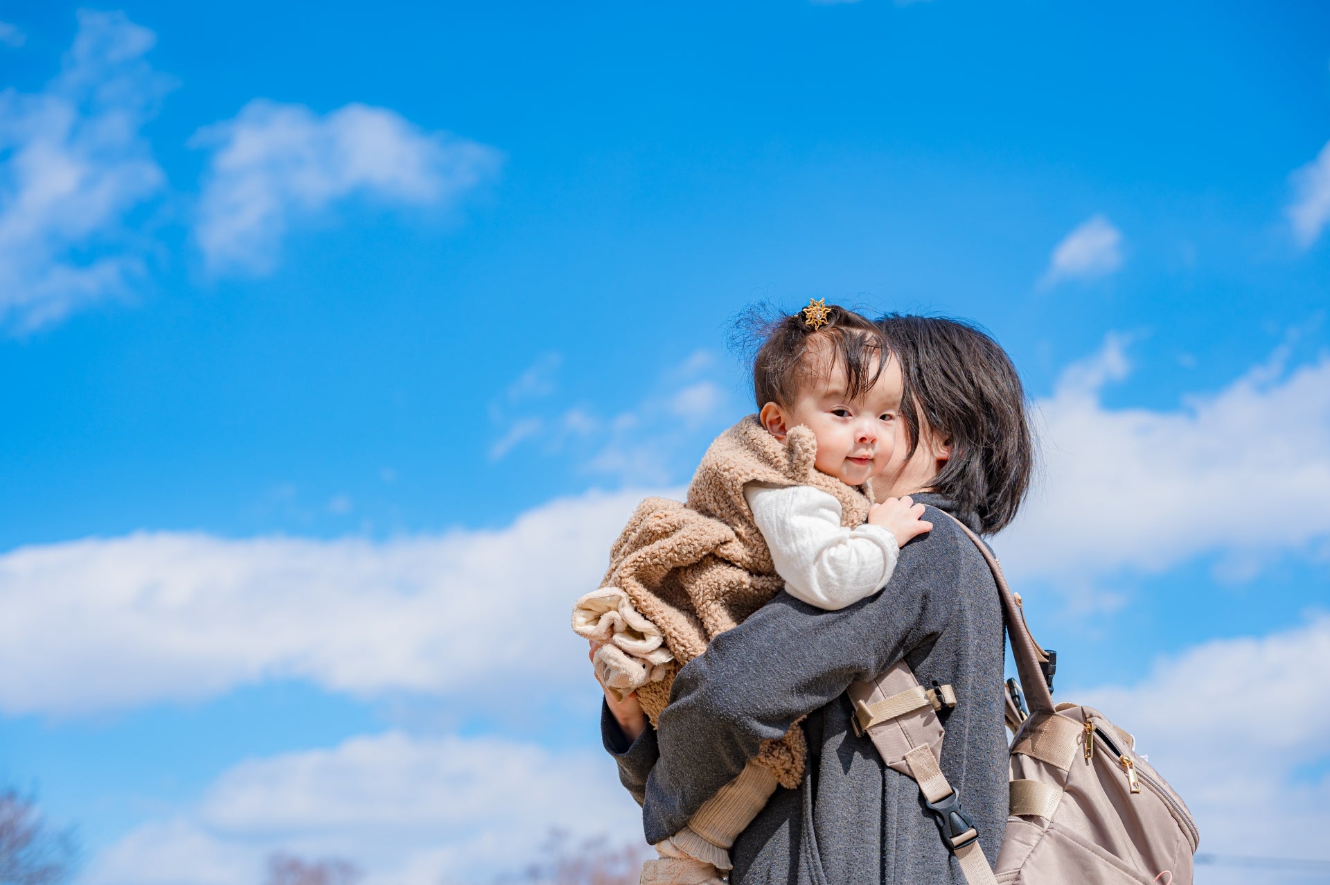 子どもを抱く親