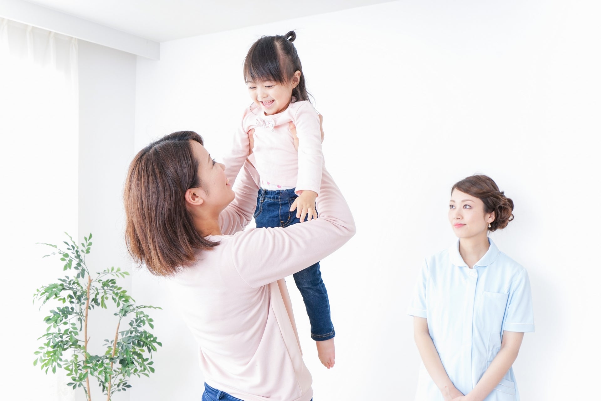 子どもを抱っこするお母さん